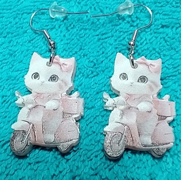 Cute pink white kitten on motorcycle wire dangle earrings - Picture 3 of 3